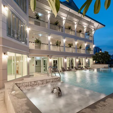 Siam Tharadol Hotel