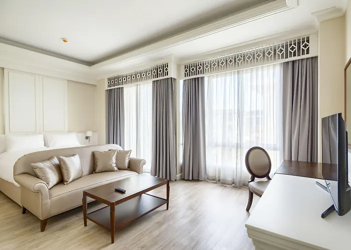 Siam Tharadol Hotel 4*