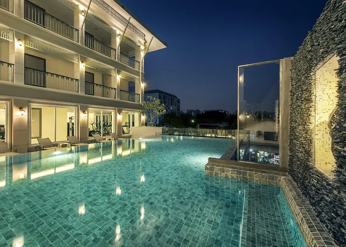 Siam Tharadol Hotel 4*