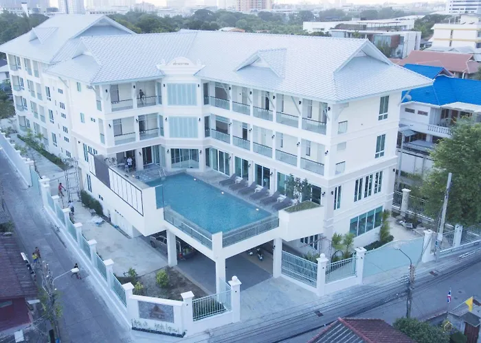 Siam Tharadol Hotel 4*