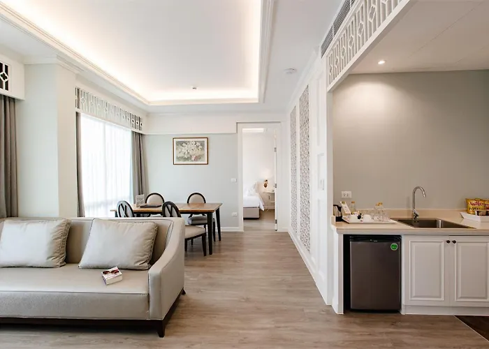 Siam Tharadol Hotel 4*